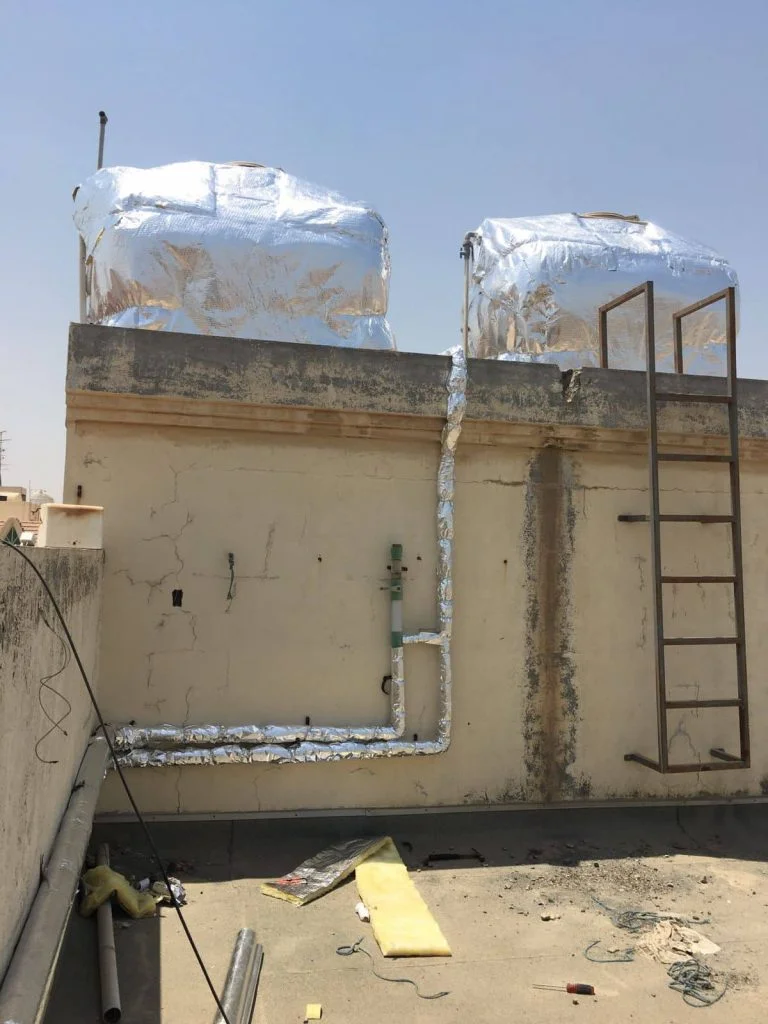 فريق الشرقية تك خلال تنفيذ خطوات عزل سطح بالخبر