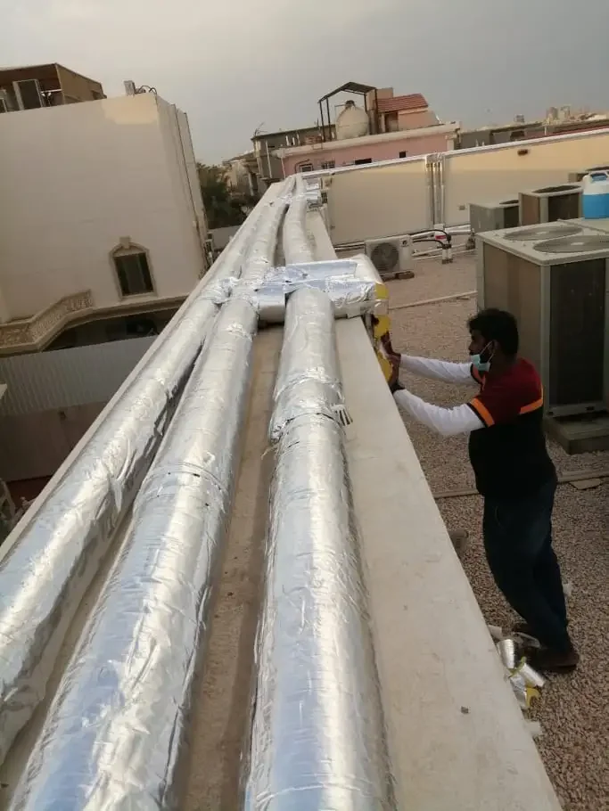 فريق الشرقية تك أثناء فحص سطح مبنى بالخبر